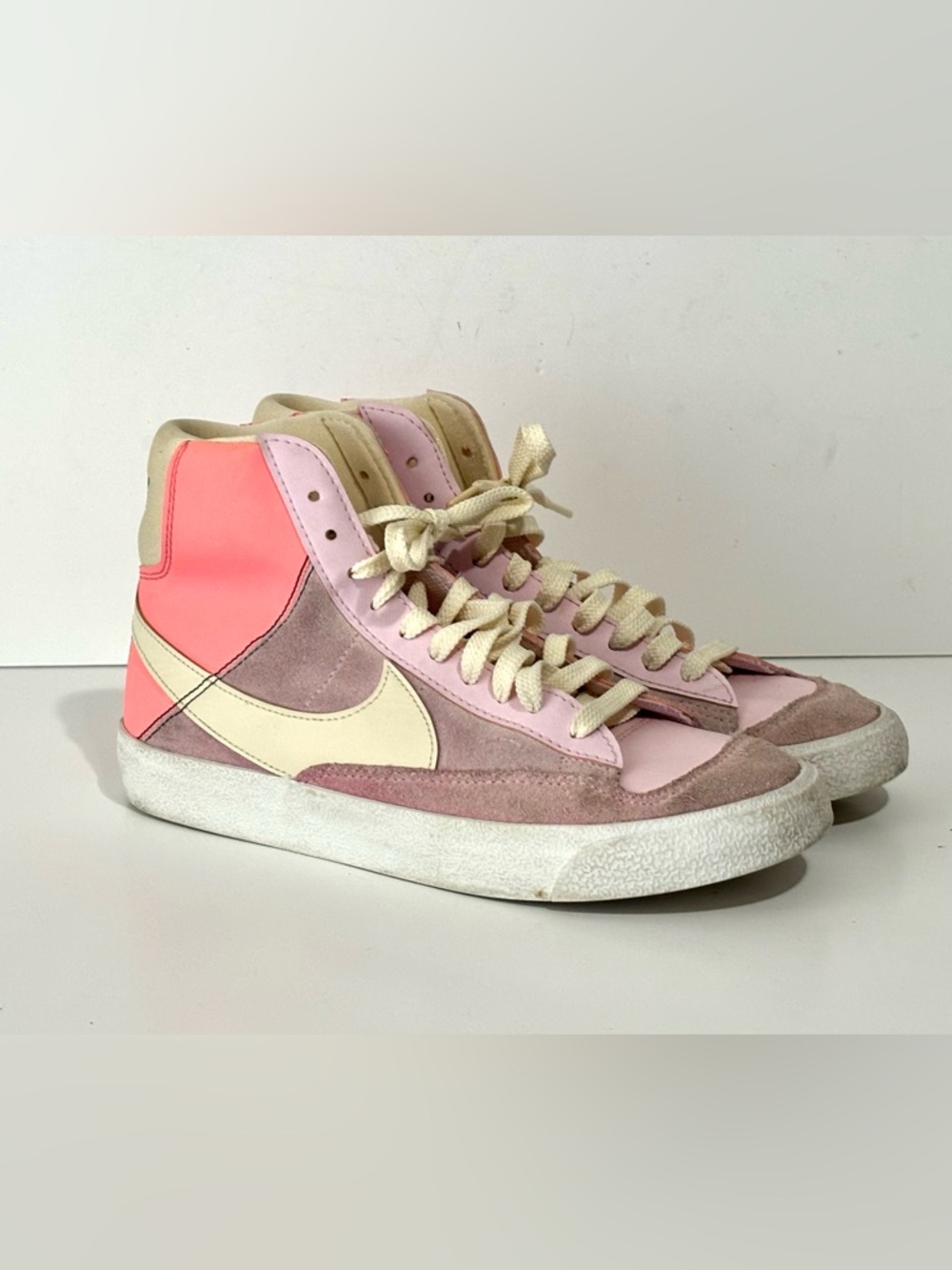 Kids Nike Blazer Mid 77 GS Trainers DQ0369 600 Pink/White Size 6Y